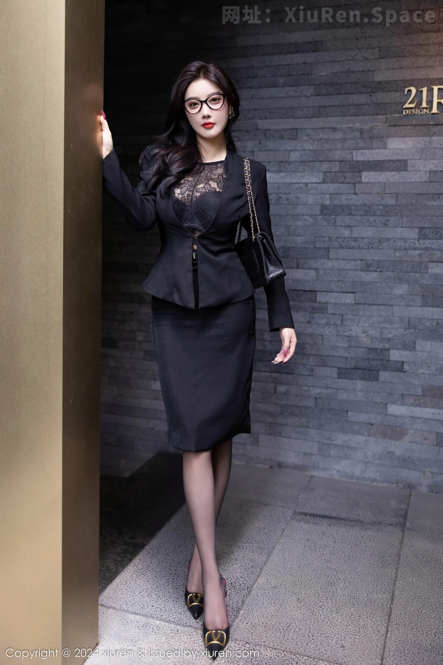 图片[4]-[XiuRen秀人网] VOL.9190 女神杨晨晨Yome性感黑色OL露蕾丝内衣配超薄黑丝极致魅惑写真80P-秀人网官方网站